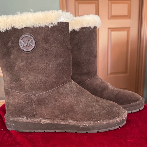 MK Boutique Shoes - MK Boutique Brown Ankle Boots with Cream Fur